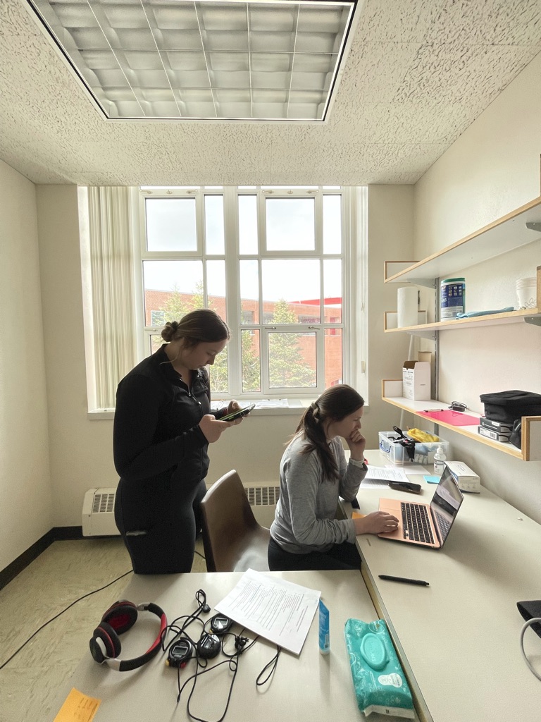 Two college students looking a computer in the psychology lab